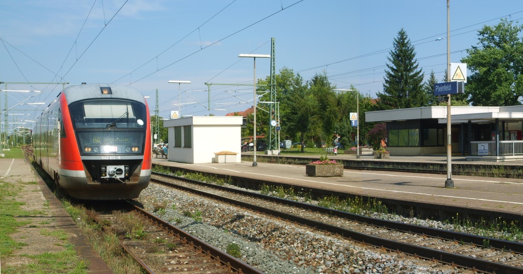13 Jahre spter wartete 642 112 auf Gleis 4 in Pleinfeld auf den Anschlusszug aus Nrnberg. (15.8.07)

