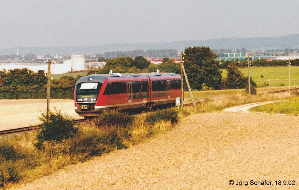 13 Jahre spter bildete schon das neue Gewerbegebiet von Burgbernheim die Kulisse fr die Regionalbahn nach Steinach. (Blick nach Osten am 18.9.02)