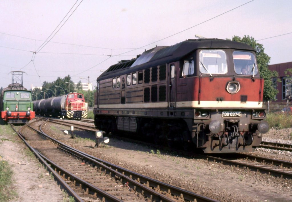 130 037-5, dahinter Rhenus Lok 1 und Siemens 4 bergabebahnhof Berlin-Haselhorst im Juni 1987 mit der ganzen Vielfalt der damals verkehrenden Bediener - alles Vergangenheit !