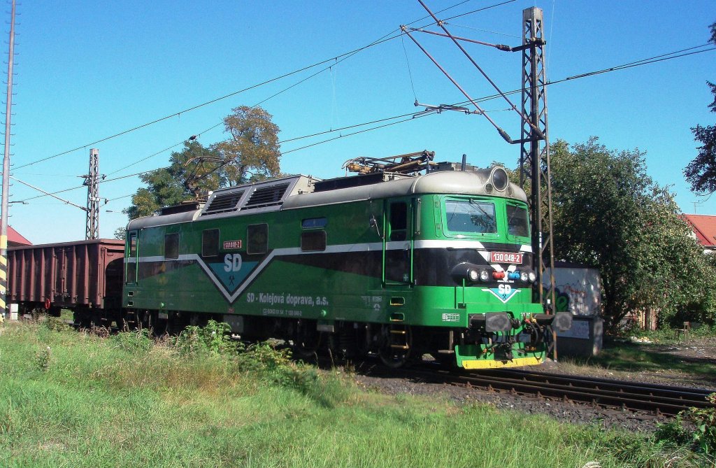 130 048 (nickname: Kamel) kommt nach Fracht Bf. Chomutov am 1.10. 2011.