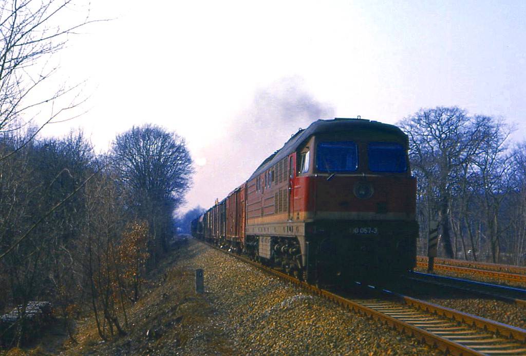 130 057 hat Wannsee passiert und erreicht in Krze Berlin Grunewald Rbf, 24.03.1985.