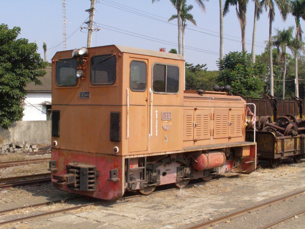 130 DIEMA Diesel-Lok. Standort: XinYing Zuckerplantage / Taiwan (29.11.2009)
23�18’01.57  N, 120�19’01.53  E.
Hersteller: Diepholzer Maschinenfabrik
Herstell-Typ: DFL200
Spurweite: 762 mm
Eigengewicht: 16,5 t
Auslieferung: 1977
Motorisierung: Benz OM403V > 247 PS
H�chstgeschwindigkeit: 40 km/h
Lokomotive ist nicht mehr funktionsf�hig