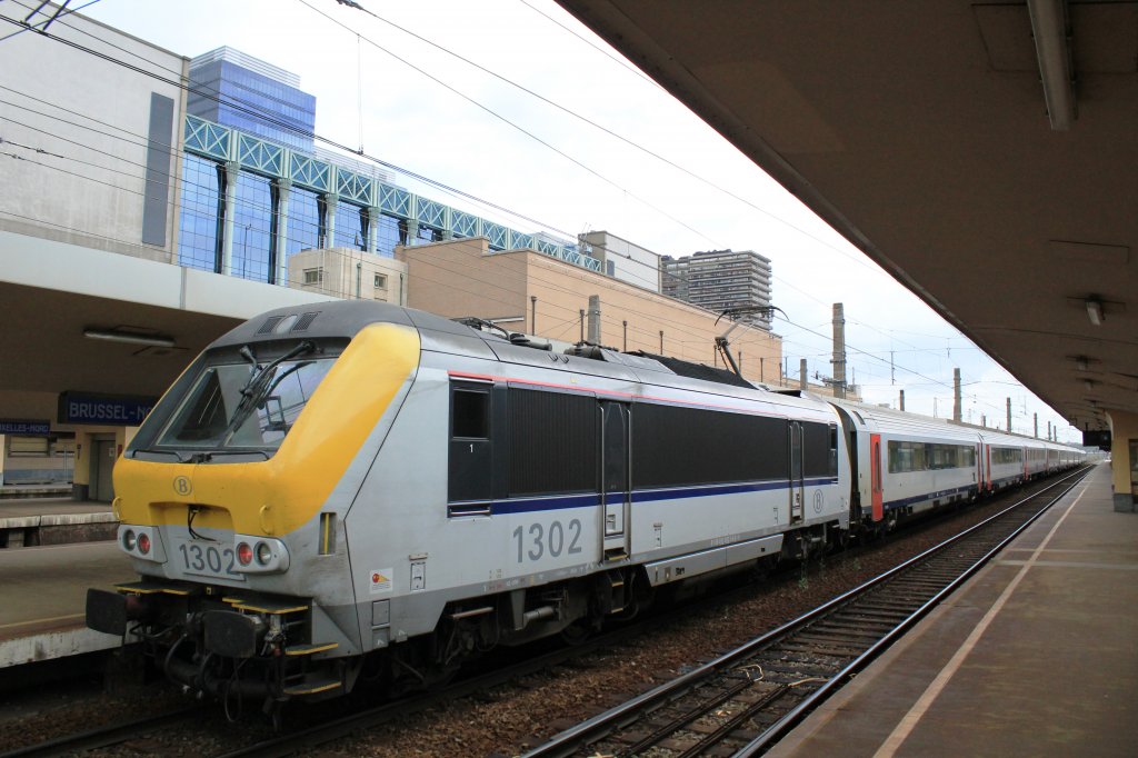 1302 schiebt am 8. Juli 2011 den IC 512 aus dem Brsseler Nordbahnhof. Die Reise geht ber Leuven und die Schnellfahrtstrecke 2 nach Lttich und Eupen. Dass eine 13er mit  kleiner  Ordnungszahl, sprich 1301-1339, im Personenverkehr eingesetzt wird ist eher die Ausnahme.