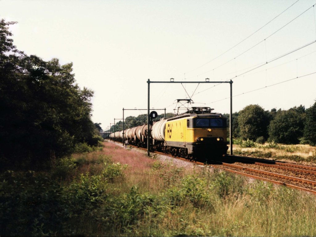 1304 mit Gterzug 47013 Kijfhoek-Emmerich bei Ginkel am 21-9-1997. Bild und scan: Date Jan de Vries.

