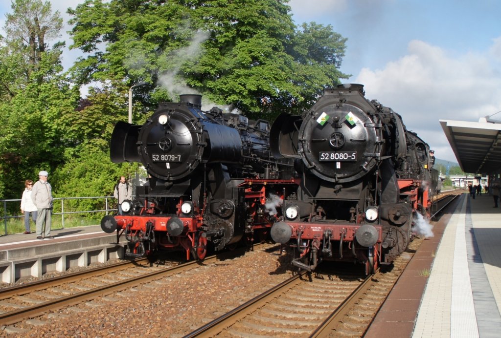 13.05.2012, 52 8079-7 und 52 8080-5 im Bhf. Lbau