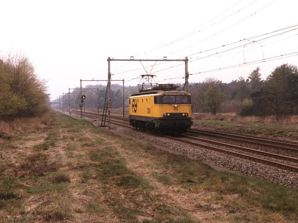 1309 als Lokzug bei Ginkel am 19-4-1998. Bild und scan: Date Jan de Vries.