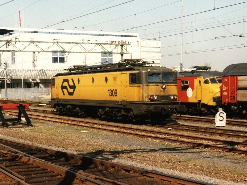 1309 auf Bahnhof Leeuwarden am 6-5-1996. Bild und scan: Date Jan de Vries. 