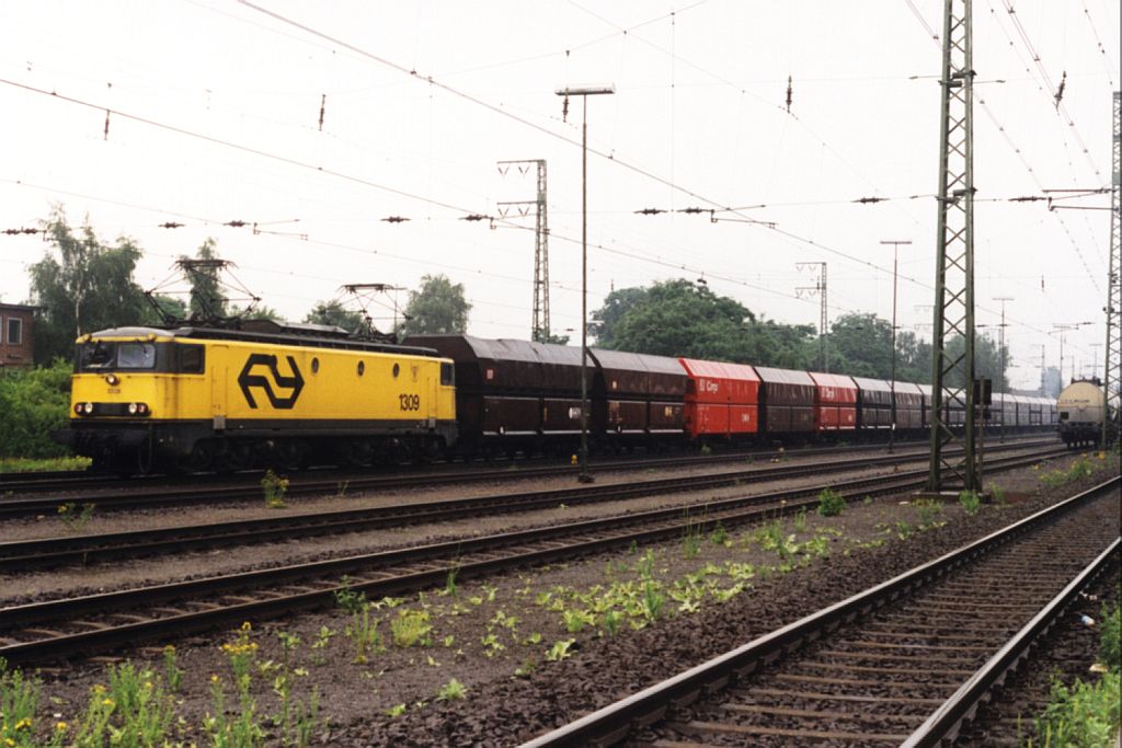 1309 (Nederlandse Spoorwegen) mit Gterzug 49120 Voerde-Amsterdam Westhaven auf Bahnhof Emmerich am 15-7-1998. Bild und scan: Date Jan de Vries.
