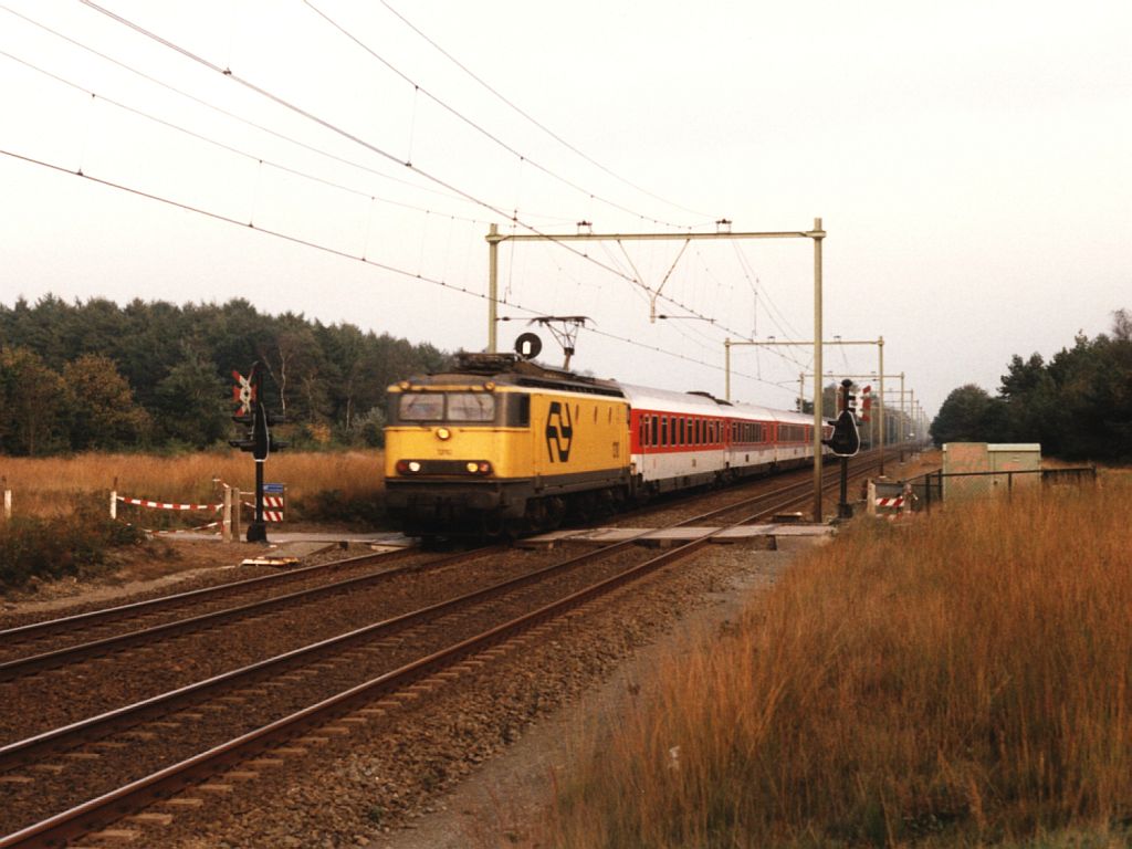 1310 mit EC 150 K�ln Hbf-Amsterdam CS bei Ginkel am 6-10-1997. Bild und scan: Date Jan de Vries.