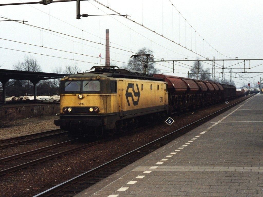 1310 mit Gterzug 45480 Bremen-Amersfoort auf Bahnhof Apeldoorn am 25-2-1992. Bild und scan: Date Jan de Vries.