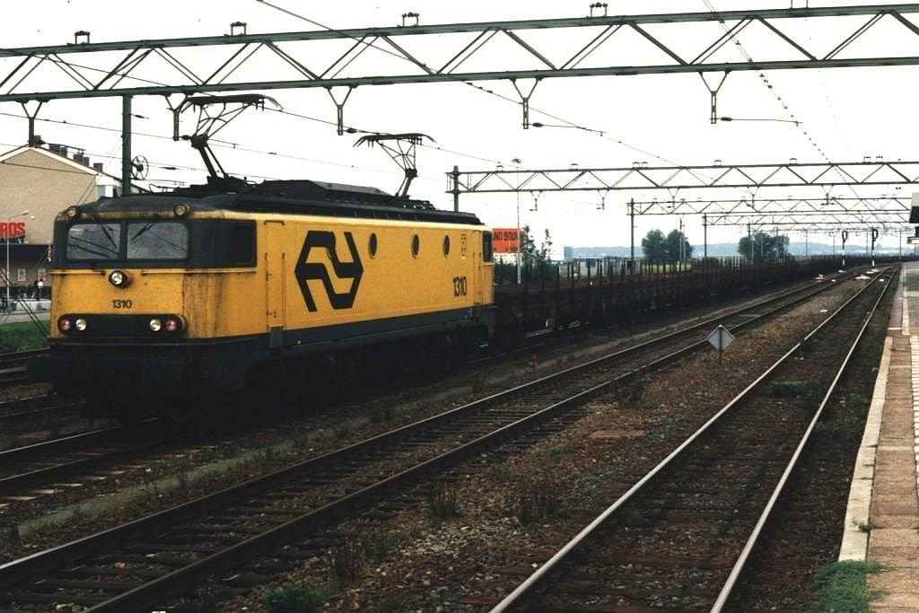 1310 mit Gterzug 54601 Uitgeest-Kijfhoek auf Bahnhof Uitgeest am 16-8-1996. Bild und scan: Date Jan de Vries.