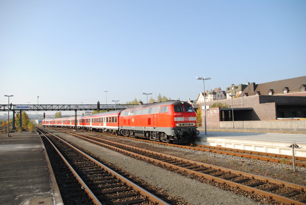 13.10.2010 15:45 DB AG Baureihe 218 468-7 mit RE 16 aus Leipzig, bestehend aus 3 n-Wagen und einem Karlsruher Steuerwagen bei der Einfahrt in den Endbahnhof Hof (Saale).