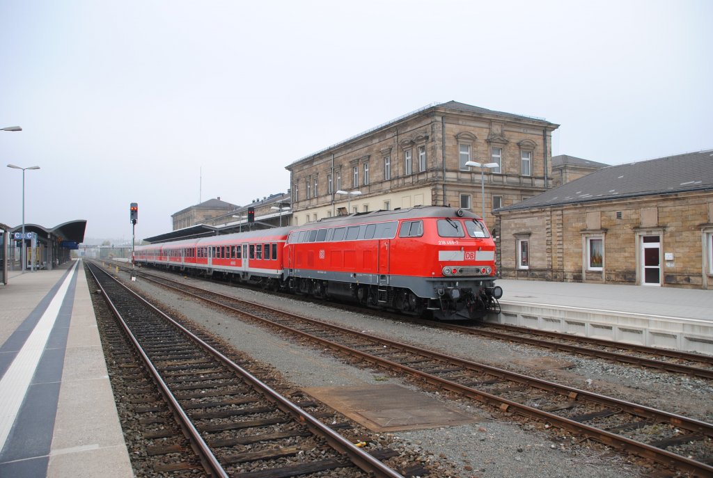 13.10.2010 9:47 DB AG Baureihe 218 468-7 mit RE 16 aus Leipzig, bestehend aus 3 n-Wagen und einem Karlsruher Steuerwagen ist in den Endbahnhof Hof (Saale) eingefahren und fhrt in Krze zurck nach Leipzig.