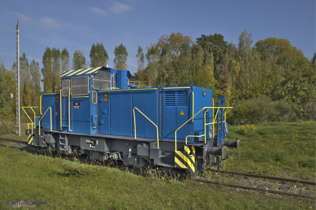 13.10.2010. Eine als Anschaungsstck abgestellte Diesel-Werks-Lok auf dem Gelnde der ehemaligen Ilseder Htte.