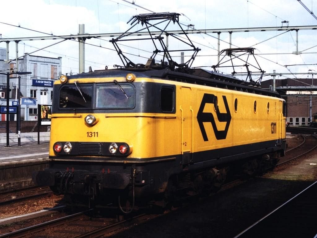1311 auf Bahnhof Arnhem am 21-4-1999. Bild und scan: Date Jan de Vries.