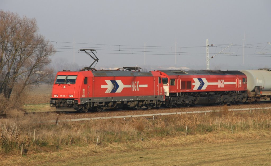 13.11.2011, Vorspann HGK 185 630-1 mit DE 671 kurz vor Schnermark aus Stendell kommend.