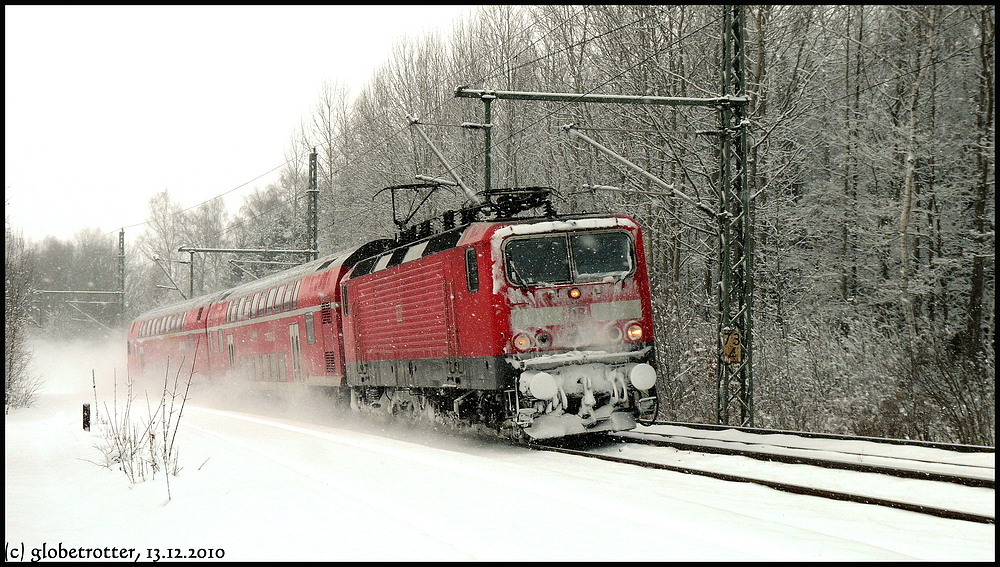 13.12.2010: Im Flockenwirbel BR 143 mit Doppelstock-Wendezug von Chemnitz in Richtung Freiberg unterwegs, hier bei Niederwiesa.