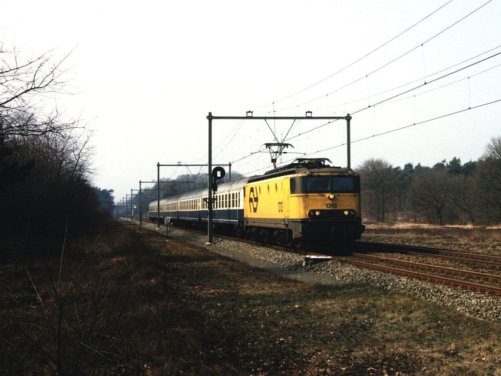 1313 mit eine Sonderzug bestehende aus D-Zug-Wagen bei Ginkel am 9-3-1997. Bild und scan: Date Jan de Vries.