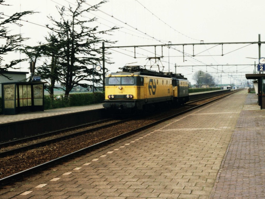 1315 und 1111 zwischen Kijfhoek und Roosendaal auf Bahnhof Lage Zwaluwe am 14-4-1992. Bild und scan: Date Jan de Vries.   
