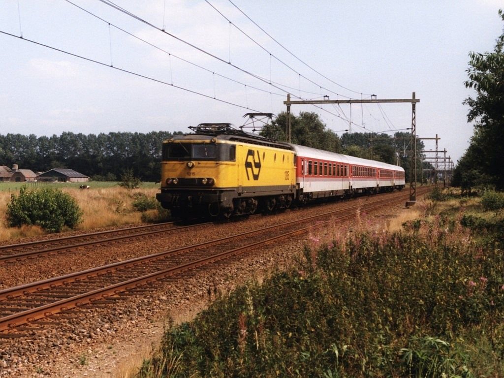 1315 mit Eurocitywagen und eine Interregiozug (IR 2344 Berlin Zoo-Amsterdam CS) bei Harselaar am 19-8-1998. Bild und scan: Date Jan de Vries.