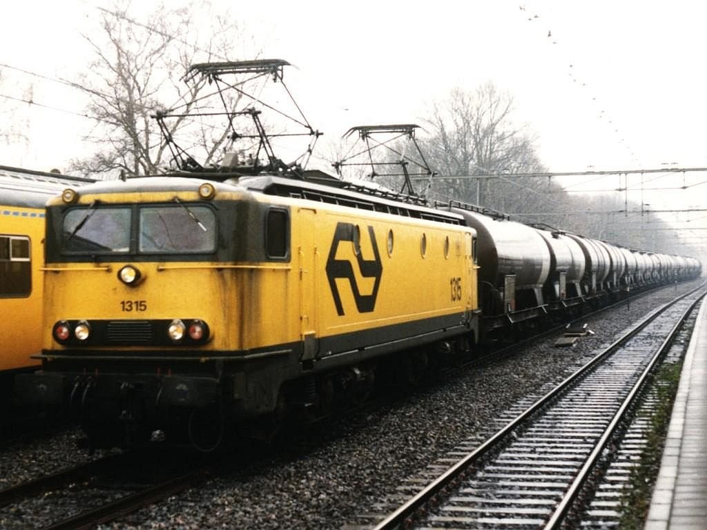 1315 im Regen mit einem Gterzug auf Bahnhof Ede-Wageningen am 9-12-1997. Bild und scan: Date Jan de Vries.