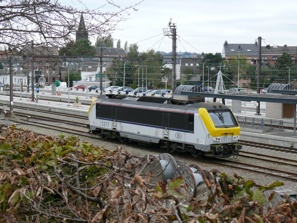 1317 der SNCB/NMBS parkt an diesem Wochenende in Welkenraedt. Eigentlich ungewhnlich, da die Nummern 1301 bis 1340 vornehmlich im Gterdienst eingesetzt werden. Aufgenommen am 23/10/2010.