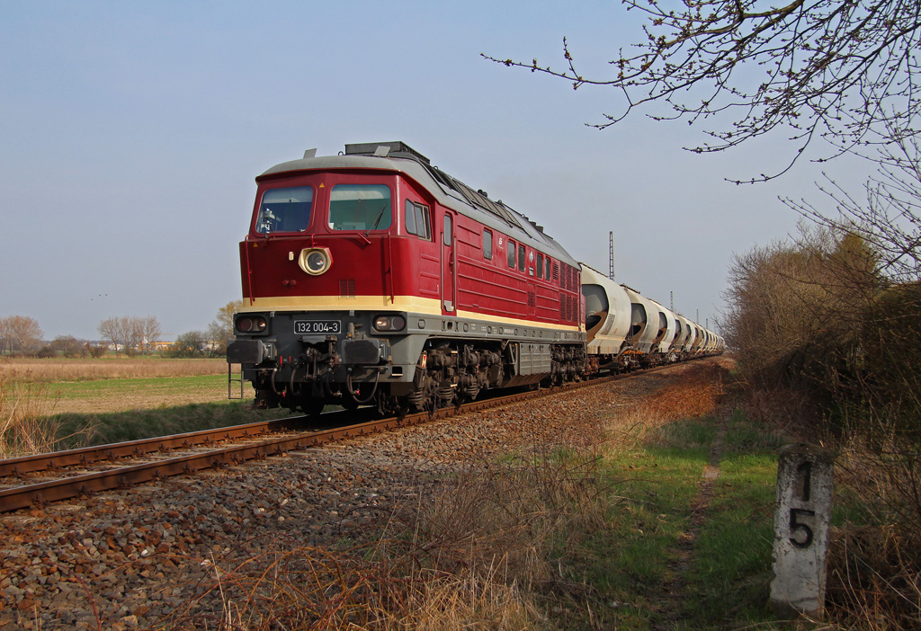 132 004-3 der LEG mit (Leer-)Zementzug am 21.04.2013 auf dem Weg von Deutschenbora nach Deuna. Hier zwischen Beucha und Borsdorf.