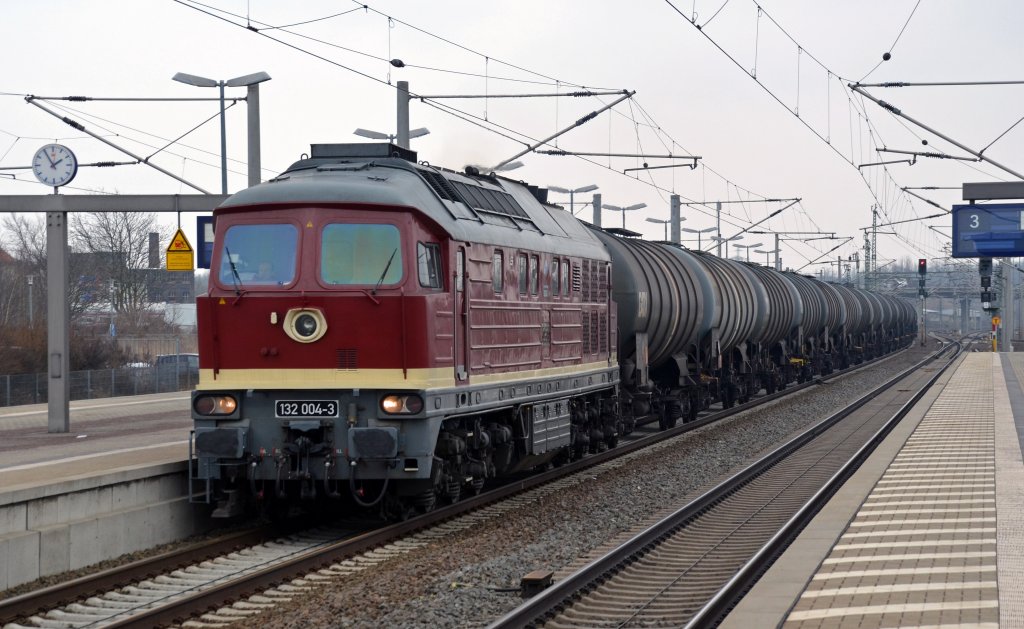 132 004 durchfuhr am 05.04.13 mit einem Kesselwagenzug den Bahnhof Bitterfeld Richtung Dessau.