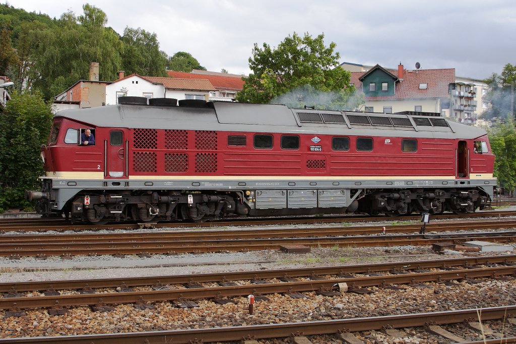 132 004 der Leipziger Eisenbahngesellschaft am 01.09.2012, kurz nach Verlassen der Tankstelle, im Bahnhof Meiningen. Sie war an diesem Tag mit einem Sonderzug des Eisenbahnmuseums Leipzig, anllich der XVIII. Meininger Dampfloktage im Dampflokwerk Meiningen zu Besuch.