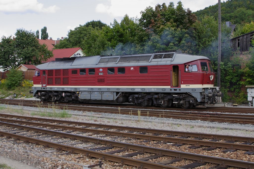 132 004 der Leipziger Eisenbahngesellschaft am 01.09.2012 beim Rangieren im Bahnhof Meiningen. Sie war an diesem Tag mit einem Sonderzug des Leipziger Eisenbahnmuseums bei den XVIII. Meininger Dampfloktagen zu Besuch. Die Maschine wurde Anfang der 70-er Jahre vom Lokomotivbau Woroschilowgrad (Sowjetunion), dem heutigen Lugansk, gebaut und verf�gt �ber eine Leistung von 3000 PS. Die Loks dieser Baureihe konnten neben G�terz�gen auch f�r den Personenverkehr eingesetzt werden, da sie, im Gegensatz zu den fast baugleichen Maschinen der Baureihen 130 und 131 �ber eine elektrische Zugheizung verf�gen. Die Kraft�bertragung erfolgt diesel-elektrisch.