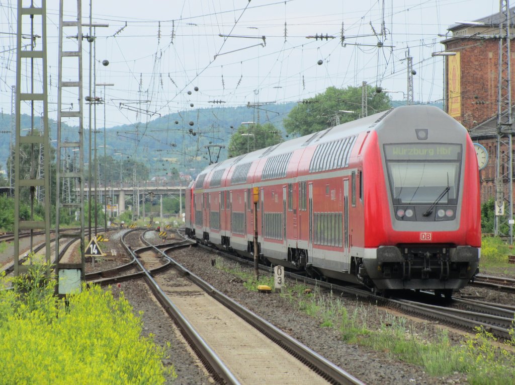 13:26 Ein Doppelstocksteuerwagen der 3. Gerneration am Zugende eines RE aus N�rnberg Hbf nach W�rzburg Hbf wird von Baureihe 146 246-4 aus dem Bahnhof Bamberg gezogen. 