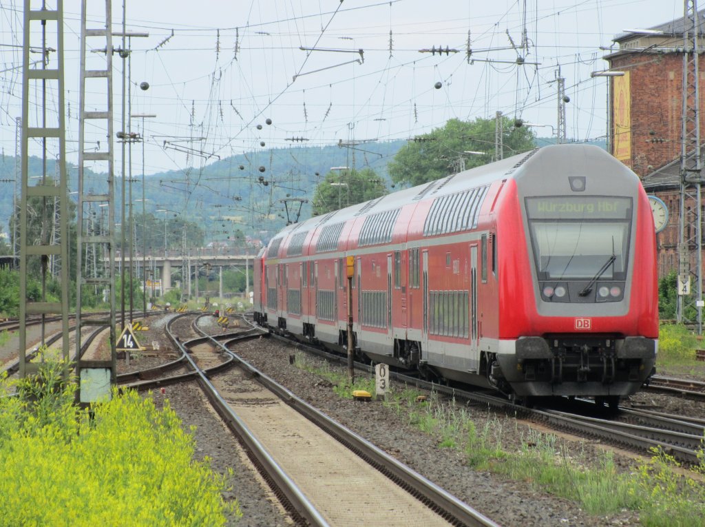 13:26 Ein Doppelstocksteuerwagen der 3. Gerneration am Zugende eines RE aus Nrnberg Hbf nach Wrzburg Hbf wird von Baureihe 146 246-4 aus dem Bahnhof Bamberg gezogen. 