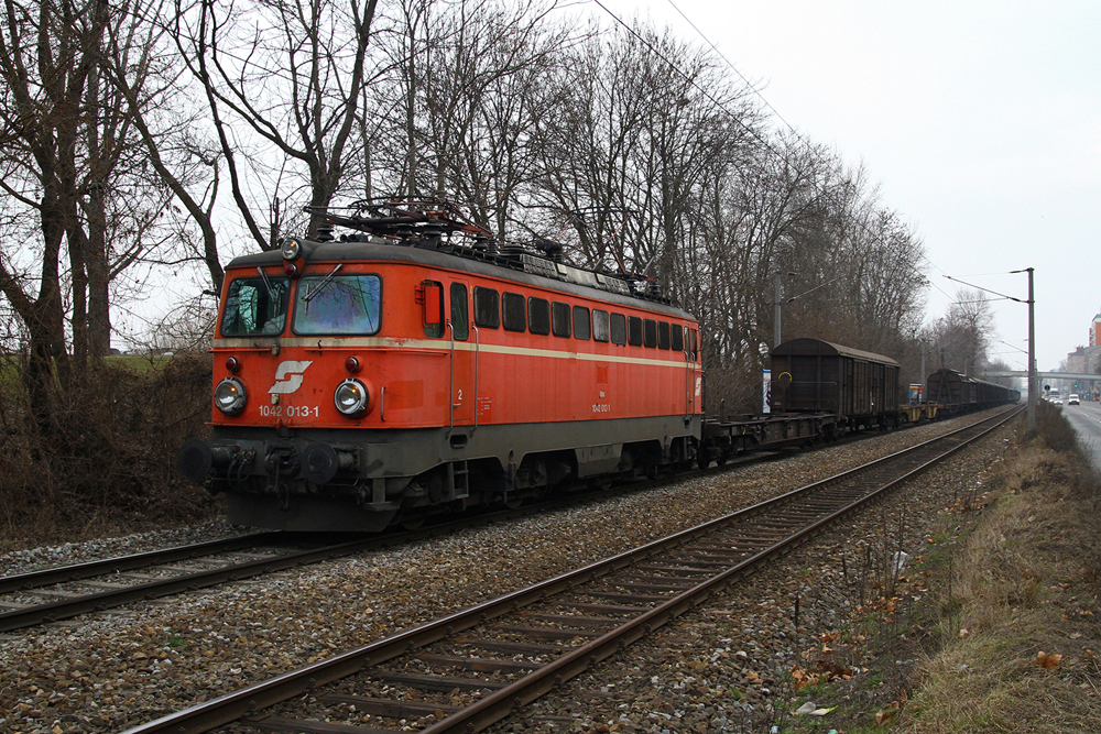 13.3.10 Derzeit halten sich die letzten 1042er wacker. Eine der letzten ihrer Art, 1042 013, bespannte den NG 68077 von Wien Zvbf zum Wiener Nordwestbahnhof kurz vorm Wiener Donauuferbahnhof.