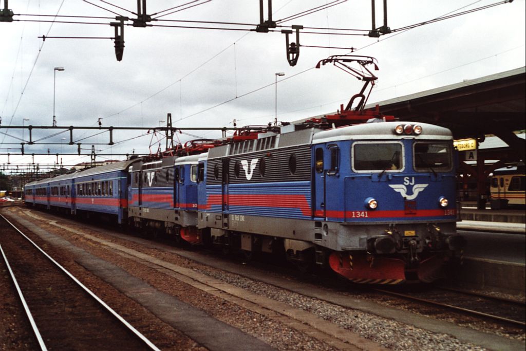 1341 und 1063 mit einem Regionalzug Malm-Gteborg auf Bahnhof Gteborg Central am 16-7-2000. Bild und scan: Date Jan de Vries.