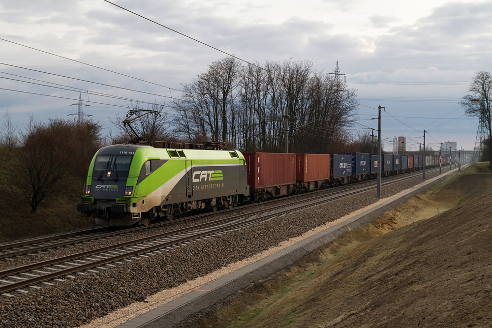 13.4.13 Nachwievor kurven die beiden CATsen in ihrem Outfit herum. Diesmal hat es eine der beiden wieder einmal auf die Nordbahn verschlagen. Zu sehen ist die 1116 141 mit dem 8min vor Plan fahrenden KGAG 43401 von Breclav nach Sentilji bei D�rnkrut.