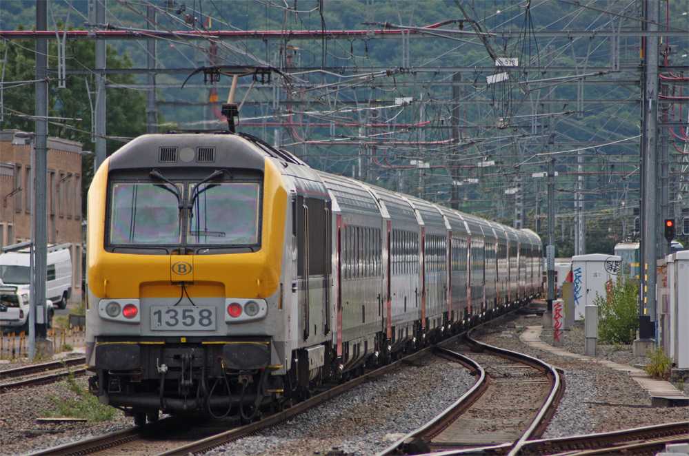 1358 schiebt ihren IC507 aus Oostende nach Eupen aus dem Bahnhof Lige-Guillemins, 4.8.10