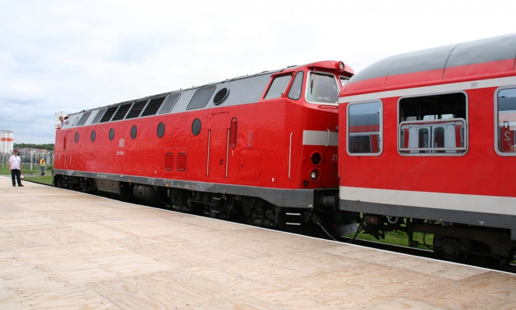 13.6.2010, 219 048-1 in Berlin - Schnefeld mit Sonderzug zur ILA.