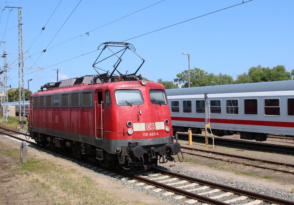 13.7.13 Stralsund. 140 469 wartet auf IC 2353 (aus dem aufgenommen wurde) um ihn weiter nach Binz zu ziehen.