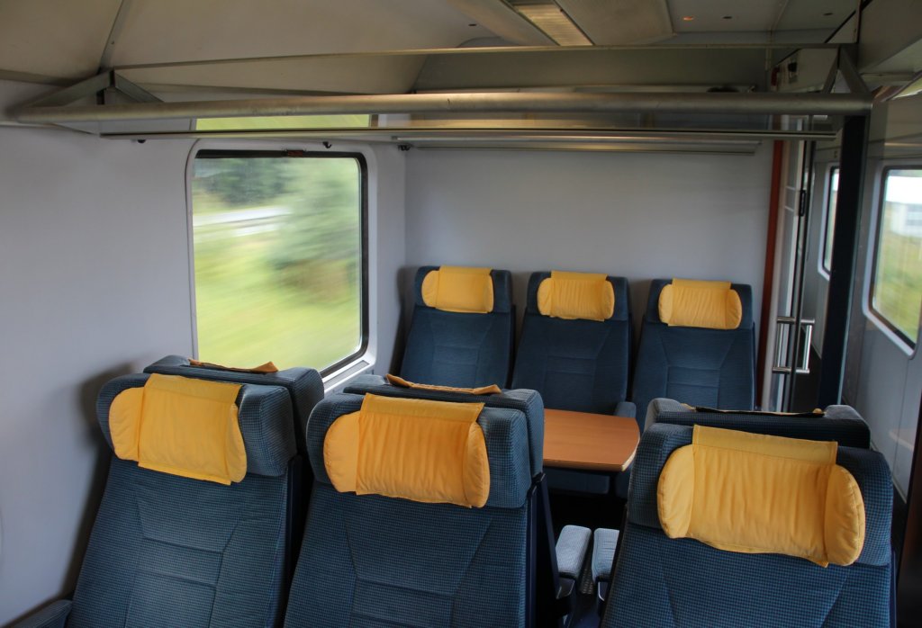 13.7.2013 IC 2287 zwischen Stralsund und Rostock mit Wagen des ehem. Touristikzuges, die lt. Auskunft Zf nach Rumnien verkauft werden sollen.
