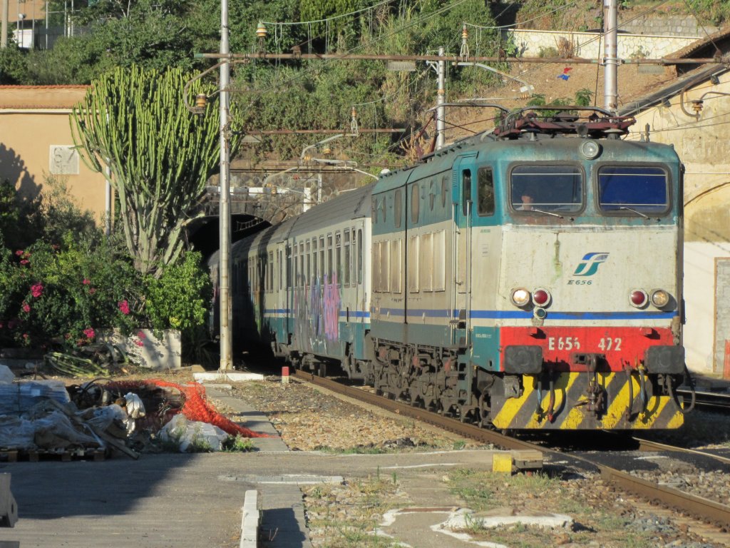 13.8.2011 18:30 FS E656-472 mit einem InterCity aus Roma Termini nach Palermo Centrale bei der Einfahrt in den Bahnhof Cefalu.

