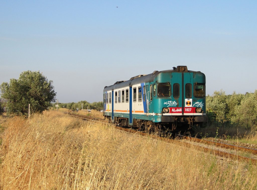 13.8.2012 18:10 FS ALn 668 1027 als Regionalzug (R) aus Catanzaro Lido nach Reggio di Calabria Centrale kurz vor dem Bahnhof Squillace.