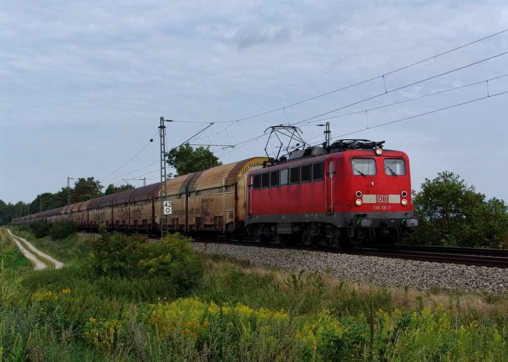 139 131 mit einem Autozug am 28.07.2007 unterwegs bei Langenisarhofen.