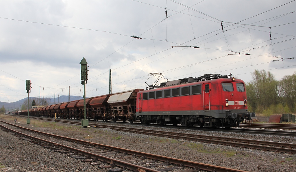 139 132-5 brachte am 20.04.2012 einen Kalizug in Richtung Sden. Aufgenommen in Eschwege West.