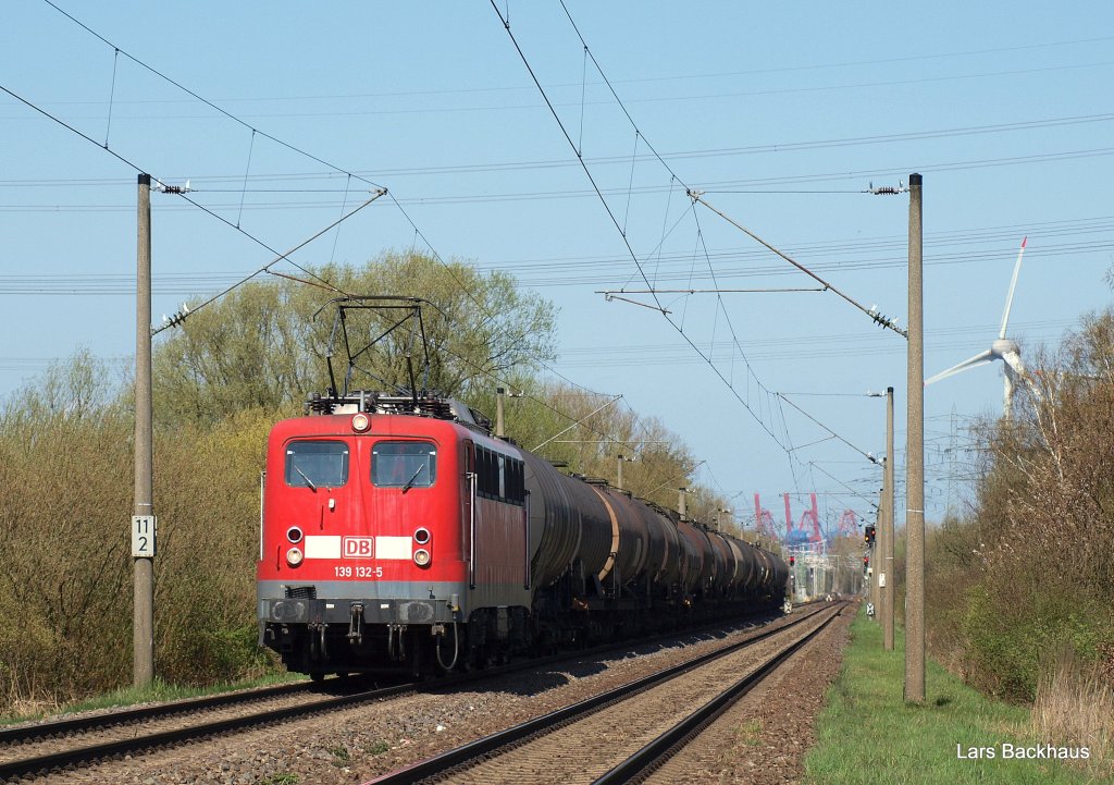 139 132-5 zieht am 17.04.10 einen ler durch Hamburg-Moorburg Richtung Sden. Normalerweise fahren hier keine Kesselzge.