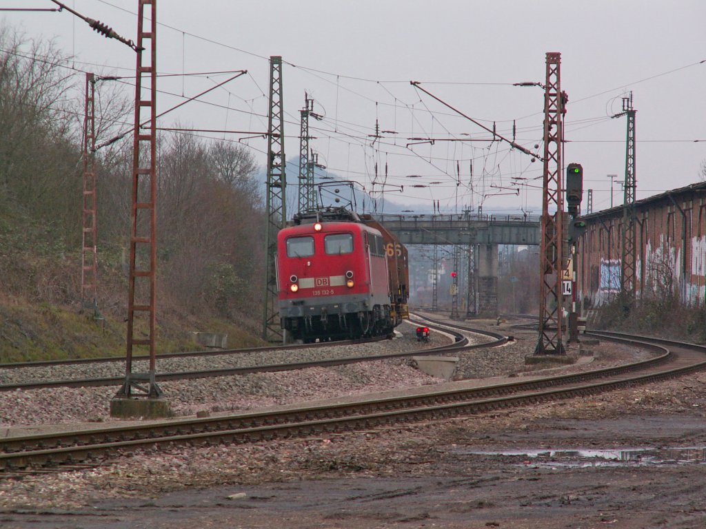 139 132 mit leerem Flssigeisenzug nach Dillingen am 28.2.13 bei Bous.