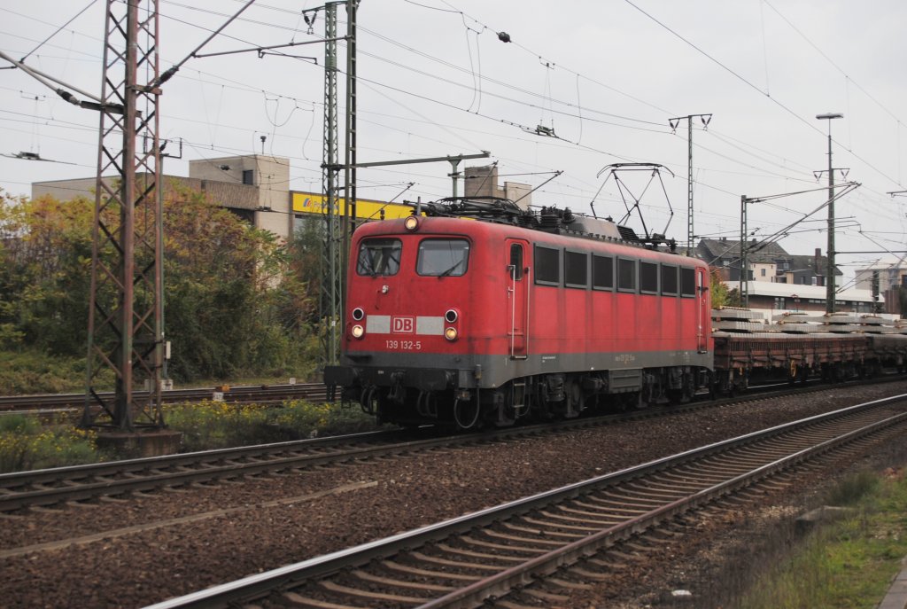 139 132, zieht am 17.10.2010 einen Betonschwellenzug durch Lehrte.