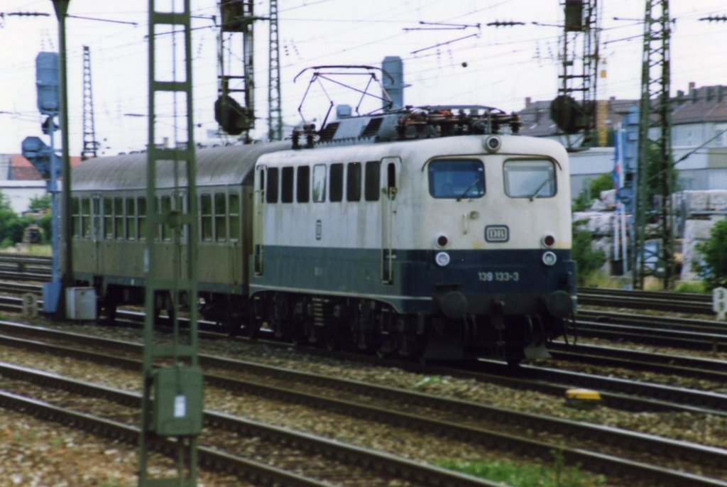 139 133-3 von der S-Bahnstation Mnchen-Laim aus gesehen 1991