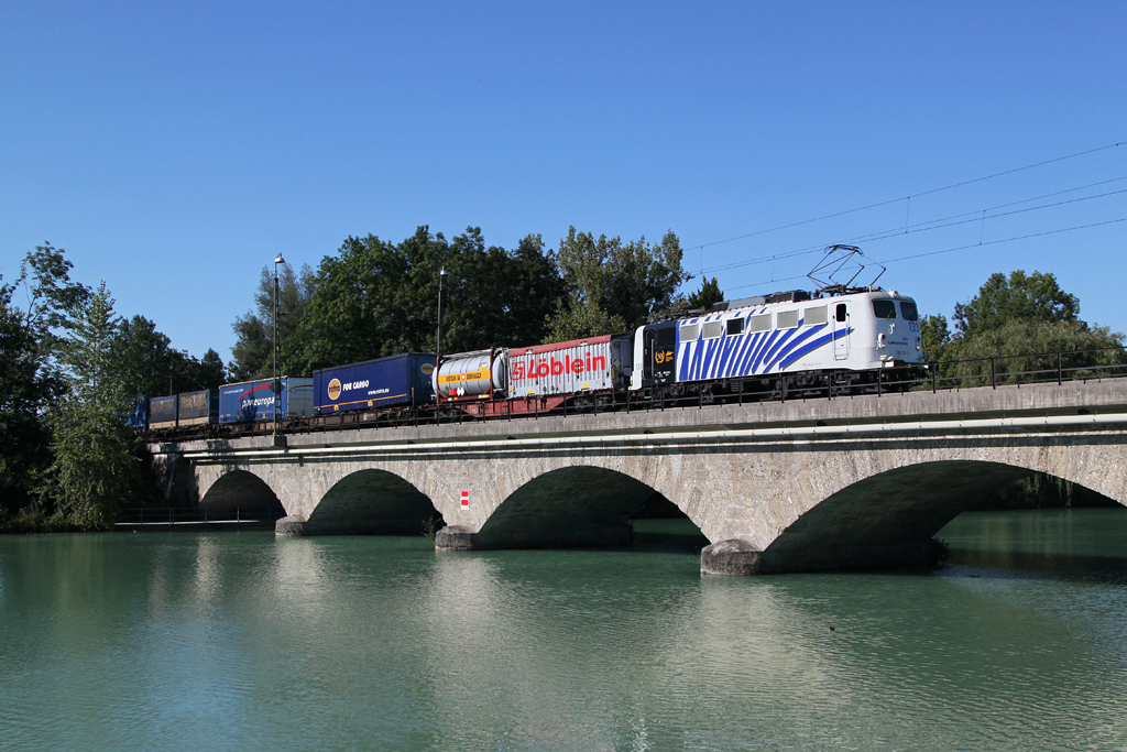 139 133 mit einem KLV Zug am 09.09.2012 beim �berqueren der Saalach zwischen Freilassing und Salzburg.