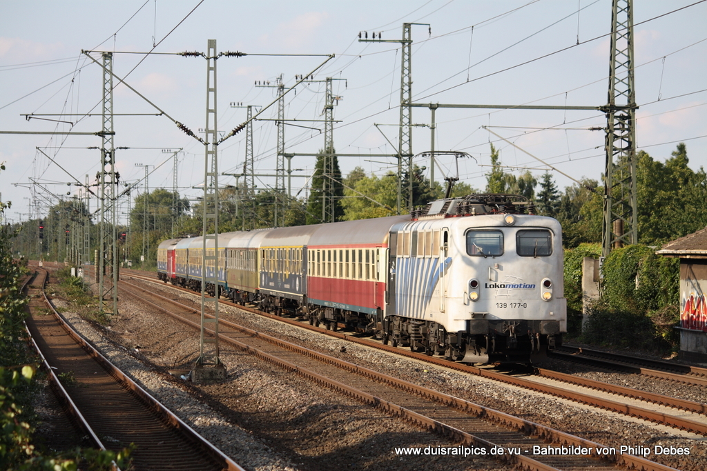 139 177-0 (Lokomotion) fhrt am 5. September 2010 um 17:37 Uhr mit dem DPE 10088 durch Duisburg Groenbaum