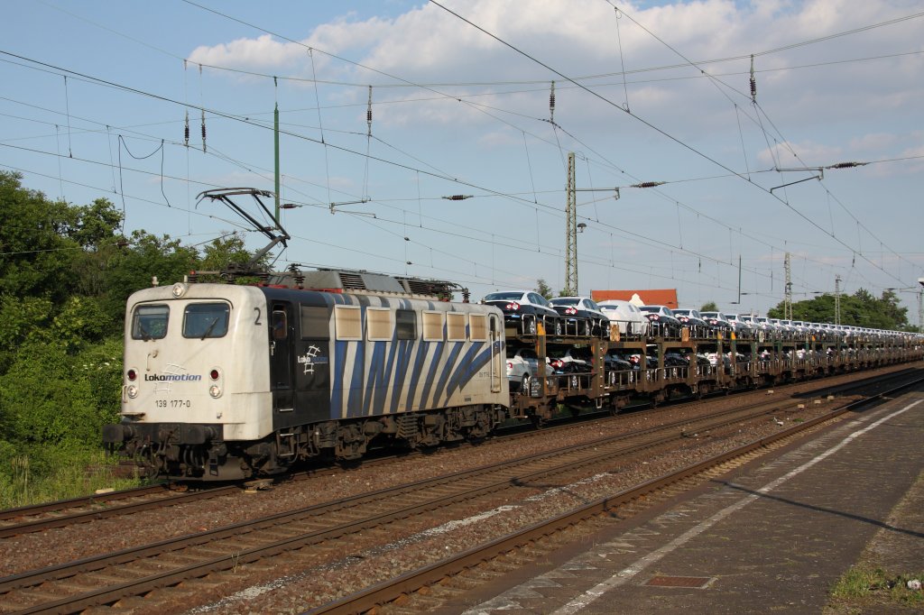139 177-0 (Lokomotion) mit einem Autozug auf dem Weg in Richtung Magdeburg. Fotografiert am 24.06.2010 in Schnebeck (Elbe). 